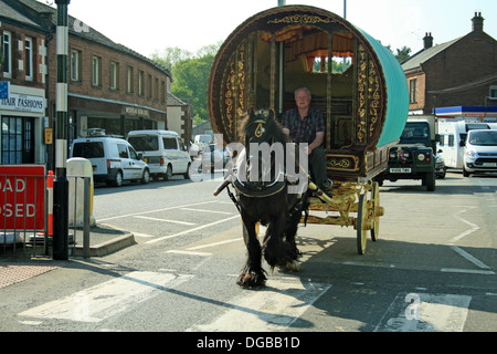 Tradizionale cavallo zingaro disegnare caravan sul suo modo di Appleby Horse Fair 2013 in Appleby-in-Westmoreland Cumbria Foto Stock