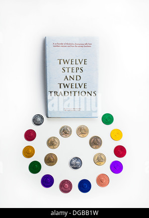 Alcolisti Anonimi aa libro 'i dodici passi e dodici tradizioni' con il progresso delle monete in euro Foto Stock