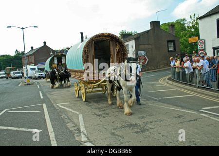 Tradizionale cavallo zingaro disegnare caravan sul suo modo di Appleby Horse Fair 2013 in Appleby-in-Westmoreland Cumbria Foto Stock