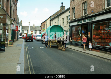 Tradizionale cavallo zingaro disegnare caravan sul suo modo di Appleby Horse Fair 2013 in Appleby-in-Westmoreland Cumbria Foto Stock