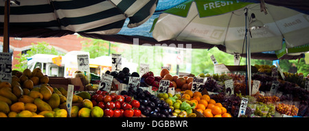 Panoramica di una frutta stand, il mercato degli agricoltori Foto Stock
