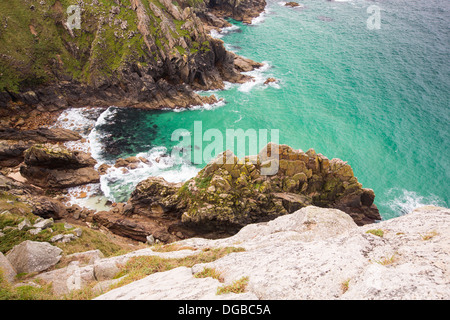 Acquamarina mare in una grotta vicino Bosigran, Cornwall, Regno Unito. Foto Stock