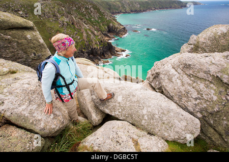 Acquamarina mare in una grotta vicino Bosigran, Cornwall, Regno Unito. Foto Stock