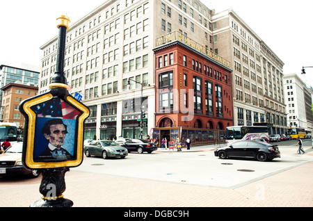 Una strada trafficata angolo nel centro cittadino di Washington DC. Il museo delle cere di Madame Tussauds si trova 1001 F Street NW angolo del decimo e F Street. Foto Stock