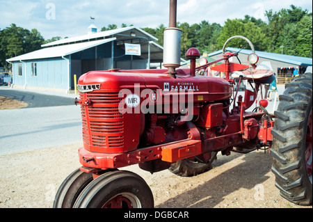 Vintage McCormick Farmall trattore sul display in Mountain State Fair di Asheville Carolina del Nord Foto Stock