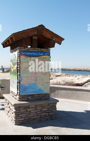 Un punto informazioni sulla San Gabriel river trail all'estremità nord della spiaggia di tenuta dove il fiume scorre nell'Oceano Pacifico Foto Stock