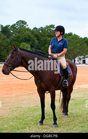 Una donna in sella ad un cavallo, Moore County Hunt Club di Annie Oakley giorni Boom Festival in Pinehurst North Carolina Foto Stock