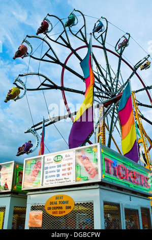 Un carnevale ticket booth e Farris corsa ruota in azione al Mountain State Fair di Asheville, Carolina del Nord Foto Stock