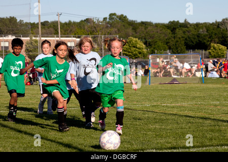 Le ragazze di età di 8 Riproduzione di un intenso gioco di calcio. Campo Carondelet da Expo scuola St Paul Minnesota MN USA Foto Stock