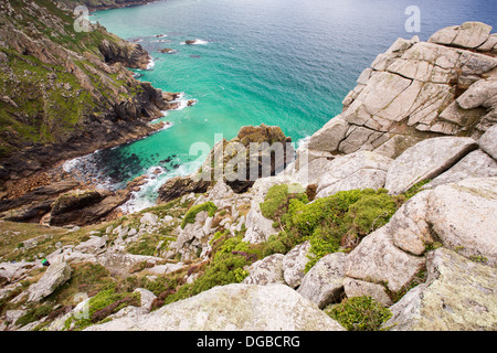 Acquamarina mare in una grotta vicino Bosigran, Cornwall, Regno Unito. Foto Stock