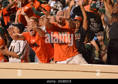 Chapel Hill, NC, Stati Uniti d'America. Xvii oct, 2013. Ottobre 17, 2013: i fan del Miami Hurricanes allegria durante il NCAA Football gioco tra le università del Nord Carolina Tarheels e la University of Miami Hurricanes a Kenan Memorial Stadium di Chapel Hill NC. Gli uragani sconfitto il Tarheels 27-23. Credito: csm/Alamy Live News Foto Stock