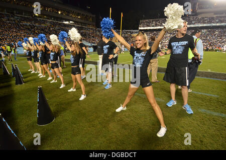 Chapel Hill, NC, Stati Uniti d'America. Xvii oct, 2013. Ottobre 17, 2013: cheerleader da North Carolina allegria durante il NCAA Football gioco tra le università del Nord Carolina Tarheels e la University of Miami Hurricanes a Kenan Memorial Stadium di Chapel Hill NC. Gli uragani sconfitto il Tarheels 27-23. Credito: csm/Alamy Live News Foto Stock