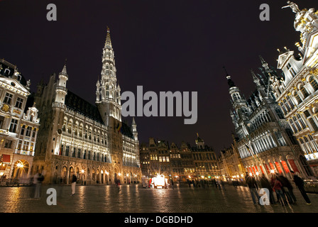 Vista panoramica della impressionante Grand Place di notte, a Bruxelles. Foto Stock