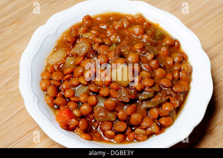 Lenticchie con verdure tapas in un piatto bianco, Andalusia, Spagna, Europa occidentale. Foto Stock