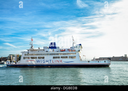 Wightlink: l'Isola di Wight traghetto per auto si allontana sul suo viaggio attraverso il Solent da Portsmouth Foto Stock