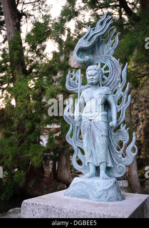 Fiery demone buddista statua a guardia di un tempio Foto Stock