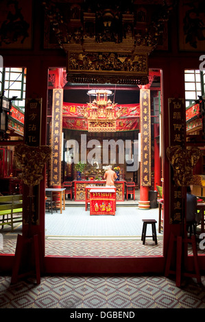 Interno del pensiero daoista cinese (taoista) tempio nel Sud Est Asiatico, mostrando l'elaborato rosso e decorazioni in oro. Foto Stock