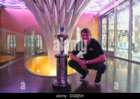 Fontana, in California, Stati Uniti d'America. Xvii oct, 2013. Indy Lights, rotonda 12, Auto Club California Speedway, Lefty's Kid Club 100, Fontana, CA, Stati Uniti d'America, 17-19 ottobre 2013, contendenti con Firehawk trofeo, SAGE KARAM, Schmidt Peterson Motorsports Credito: Ron Bijlsma/ZUMAPRESS.com/Alamy Live News Foto Stock