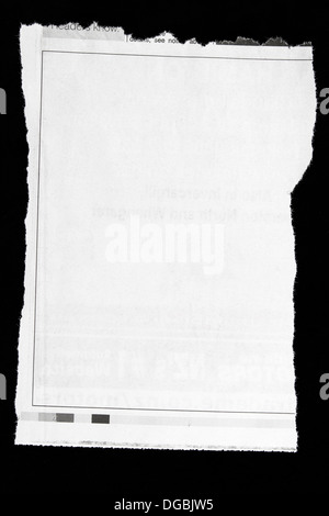 Pezzo di carta strappata sul nero. Spazio di copia Foto Stock