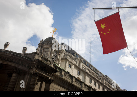 La bandiera nazionale cinese vola sopra la banca di Inghilterra nella città di Londra. Foto Stock