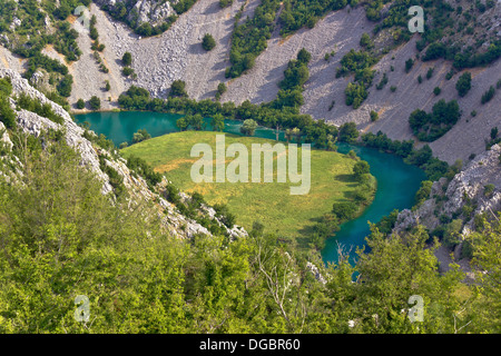 Curve di Krupa river canyon, montagna di Velebit parco, Croazia Foto Stock