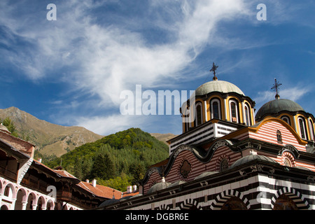 Chiesa principale e parte dei monaci quarti; il monastero di Rila, Bulgaria Foto Stock