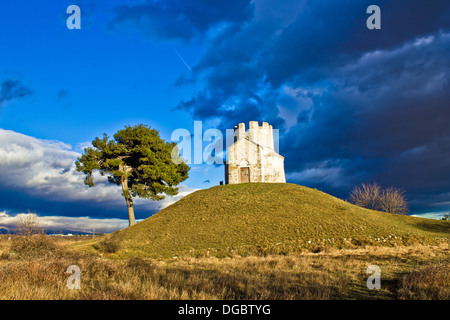 Cappella sulla collina verde, Nin, Dalmazia, Croazia Foto Stock