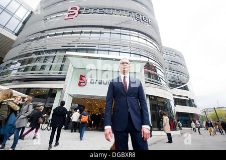 Duesseldorf, Germania. Xvii oct, 2013. Capo Breuninger Willy Oergel sorge al di fuori del Breuninger Department Store di Duesseldorf, Germania, 17 ottobre 2013. Il Tessile di Stoccarda department store catena ha aperto un negozio sulla famosa Koenigsallee, la strada dello shopping di Duesseldorf. Foto: Jan-Philipp Strobel/dpa/Alamy Live News Foto Stock