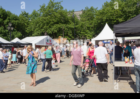 La folla di visitatori in Victoria Square, Bolton durante il Ferragosto 2013 Bolton Food festival. Foto Stock