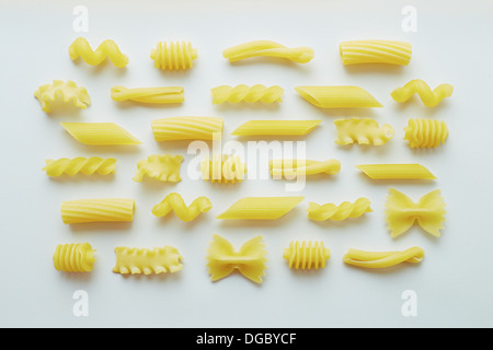 Diversi tipi di pasta di colore bianco su sfondo Foto Stock