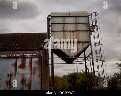 In una fattoria nel Sussex siede un arrugginito vecchio silo Foto Stock