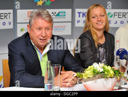 Prostejov, Repubblica Ceca. Xviii oct, 2013. Ceca giocatore di tennis Petra KVITOVA (a destra) è visto durante una conferenza stampa prima del WTA Tour Championships di Istanbul. Petra KVITOVA è visto in Prostejov, Repubblica ceca, 18 ottobre 2013. Nella foto a sinistra il proprietario di Ceska sportovni company Miroslav Cernosek. © Ludek Perina/CTK foto/Alamy Live News Foto Stock