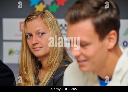 Prostejov, Repubblica Ceca. Xviii oct, 2013. Ceca giocatore di tennis Petra KVITOVA (sinistra) e Tomas BERDYCH (destra) sono visibili durante una conferenza stampa prima della partecipazione di Petra KVITOVA al WTA Tour Championships di Istanbul. Petra KVITOVA e Tomas BERDYCH sono visti in Prostejov, Repubblica ceca, 18 ottobre 2013. © Ludek Perina/CTK foto/Alamy Live News Foto Stock