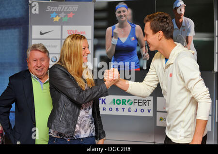 Prostejov, Repubblica Ceca. Xviii oct, 2013. Ceca giocatore di tennis Petra KVITOVA e Tomas BERDYCH (destra) sono visibili durante una conferenza stampa prima della partecipazione di Petra KVITOVA al WTA Tour Championships di Istanbul. Petra KVITOVA e Tomas BERDYCH sono visti in Prostejov, Repubblica ceca, 18 ottobre 2013. Nella foto a sinistra il proprietario di Ceska sportovni company Miroslav Cernosek. © Ludek Perina/CTK foto/Alamy Live News Foto Stock