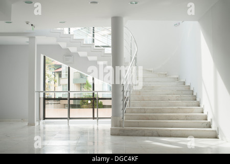 L'interno di un edificio bianco con pareti di colore. Rampa di scale Foto Stock