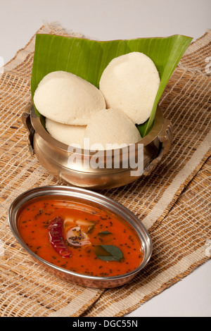 Idli è un Sud indiano piatto la prima colazione servita sulla banana leaf Foto Stock