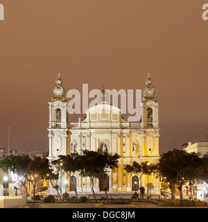 Chiesa parrocchiale di Msida illuminata di notte, Malta Foto Stock