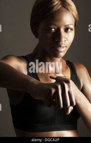 Studio ritratto di donna clenching pugno Foto Stock