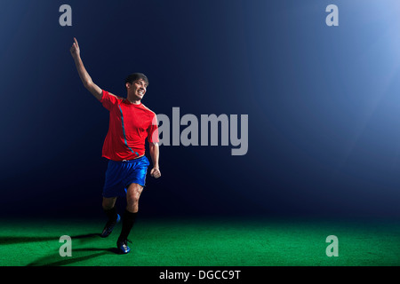 Maschio di giocatore di calcio celebrando Foto Stock