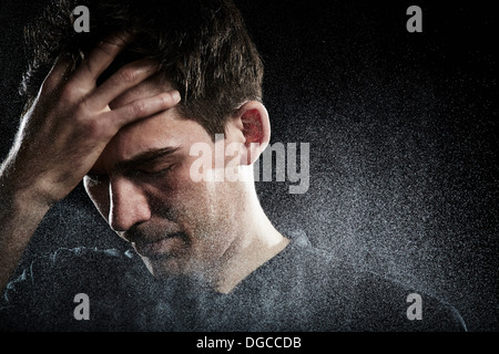 Close up dei maschi di giocatore di calcio con la mano sulla faccia Foto Stock