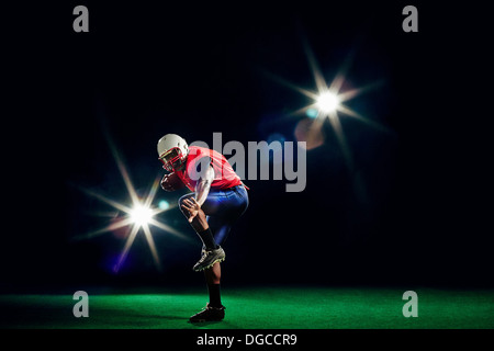 Giocatore di football americano gettando la sfera Foto Stock