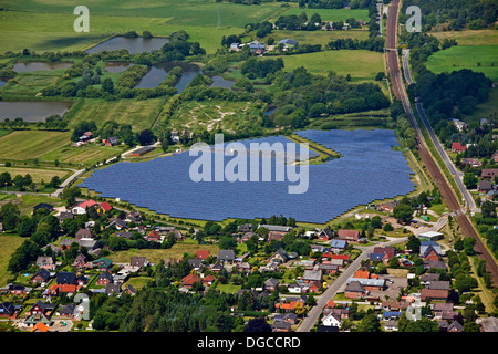 Veduta aerea centrale fotovoltaica / Parco Solare di fornitura di potenza commerciale nella rete elettrica, Germania Foto Stock