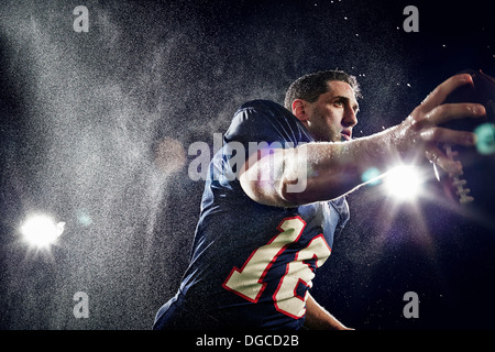 Americano in esecuzione il Calciatore con la palla Foto Stock