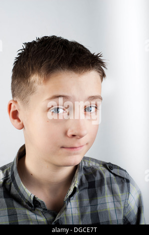 Adolescente cercando consapevolmente in telecamera Foto Stock