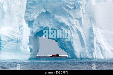 Barca e Iceberg, Ice floe nell'Oceano del Sud, 180 miglia a nord di East Antarctica, Antartide Foto Stock