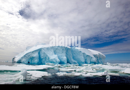 Iceberg in glaçon nell'Oceano del Sud, 180 miglia a nord di East Antarctica, Antartide Foto Stock
