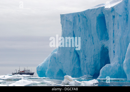 Spirito di Enderby nave, Iceberg, Ice floe nell'Oceano del Sud, 180 miglia a nord di East Antarctica, Antartide Foto Stock