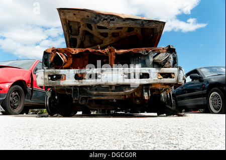 Bruciato auto dopo un grave crash Foto Stock