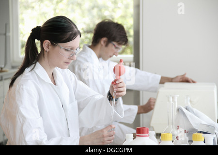 Studenti di chimica durante il lavoro in laboratorio Foto Stock
