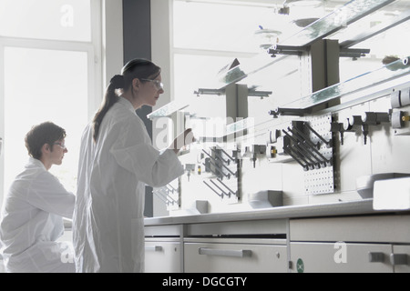 Studenti di chimica in laboratorio Foto Stock